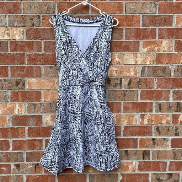 Reel Legends Dresses & Skirts - Reel Legends Keep it Cool Faux wrap dress with Pockets Size Large Black White